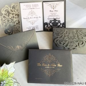 Thiệp cưới sang trọng và trẻ trung DQ-2226 - Nâu đậm nhũ