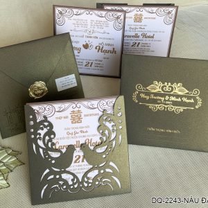 Thiệp cưới sang trọng và trẻ trung DQ-2243 - Nâu đậm nhũ